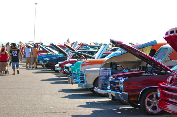 Les foulards carrés pour femme : un accessoire incontournable